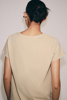 CAMISETA ALGOD?N MANGA CORTA / Beige claro