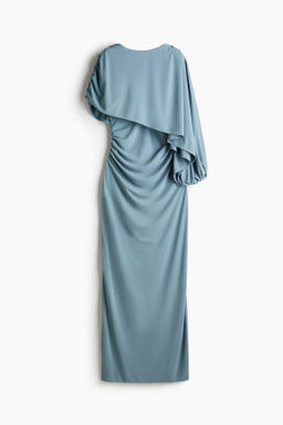 Vestido drapeado con capa decorativa
