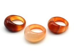 Кольцо крупное из сердолика Радуга камня