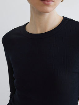 Dik Yaka Dokulu Kad?n Body