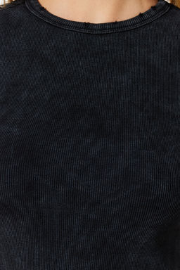 TRENDYOLMILLA Siyah Eskitme/Soluk Efektli Basic Fitilli Pamuklu Esnek Orme T-Shirt TWOSS24TS00000 фото 5