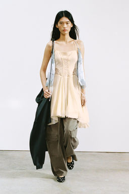 VESTIDO CORTO GODETS ENCAJE / Crudo