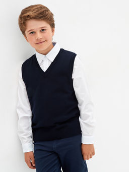 Темно-синий вязаный жилет для мальчика