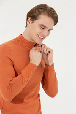 Мужской трикотажный свитер с воротником-стойкой и плиткой Неожиданная скидка в корзине