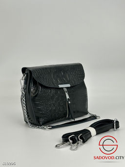 Сумка с кожаным материалом, дополненная ремнем в комплекте