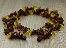 Янтарь светлый и темный, разноразмерая галька, "Елочка" бусы длиной 57см