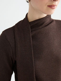 ?al Detayl? Dik Yaka Kad?n Body