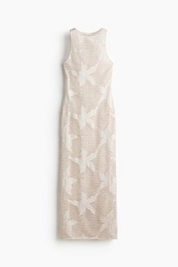 Vestido en punto calado con motivos decorativos