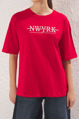 TRENDYOLMILLA K?rm?z? %100 Pamuk Oversize/Genis Kal?p Yuksek Bask?l? Orme T-Shirt TWOSS25TS00083  фото 4