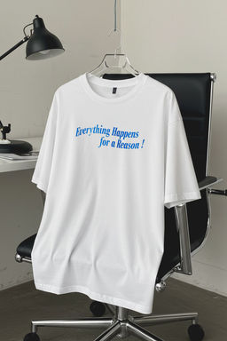 TRENDYOL MAN Beyaz Unisex Oversize/Genis Kesim Slogan Bask? %100 Pamuk T-Shirt TMNSS25TS00088