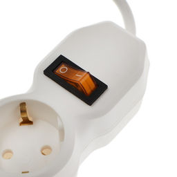 Удлинитель Luazon Lighting ECO, 3 розетки, 2.7 м, 16 А, 3500 Вт, ПВС 3×1 мм2, с заземлением, с выключателем, белый