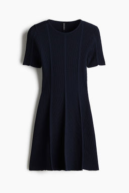 Vestido en punto de canal? con falda acampanada