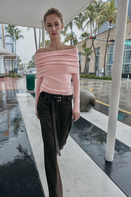 JERSEY PUNTO OFF SHOULDER / Rosa claro