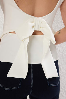 Trendyolmilla Beyaz S?rt Fiyonk Detayl? Fitted Ask?l? Dokuma Bluz TWOSS25BZ00573 фото 11