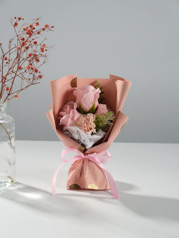 Букет из мыльных лепестков для ванны «Три розы и гвоздика», подарочный, розовый, 7.5×13.5×20 см