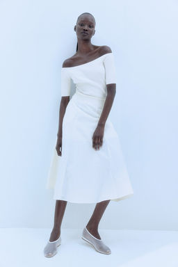 Top off-the-shoulder en punto de canale