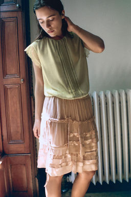 FALDA GEORGETTE VOLANTES FRUNCES / Rosa