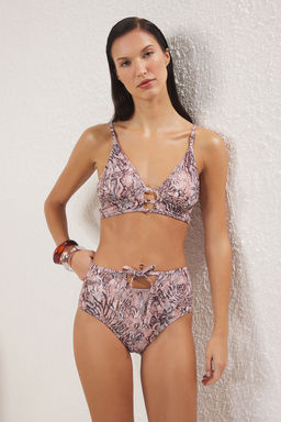 TRENDYOLMILLA Siyah Ucgen Yuksek Bel Regular Bikini Tak?m? TBESS25BT00170