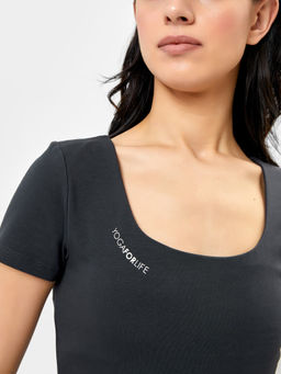 Топ женский спортивный с короткими рукавами в графитовом оттенке, с надписью графит +печать 302771 - Mark formelle фото 4