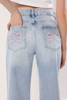 Trendyolmilla Ac?k Mavi More Sustainable Kurdele/Fiyonk Nak?s Detayl? Dusuk Bel Wide Leg Jeans TWOSS25JE00233  фото 4
