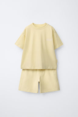 CONJUNTO CAMISETA Y BERMUDA TEXTO / Amarillo claro