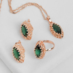 Гарнитур 3 предмета: серьги, кулон, кольцо безразмерное Эдель овал вытянутый, цвет зелёный в золоте, 45 см