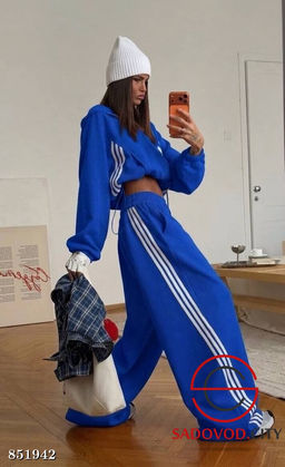 Спортивный женский костюм
