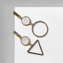 Серьги «Ракушка» треугольник полый, белые в золоте, форма МИКС