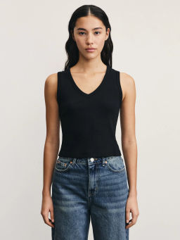 Укороченный топ в рубчик с V-образным вырезом / Zarina  фото 3