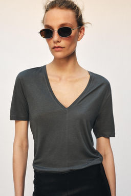 CAMISETA ESCOTE PICO FLUIDA / Plomo oscuro