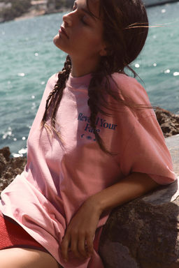 CAMISETA EFECTO LAVADO TEXTO / Rosa