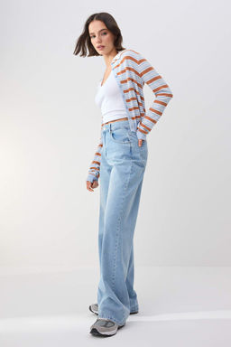 Trendyolmilla Wardrope Essentials Ac?k Mavi DOKUMLU Yuksek Bel Wide Leg Jeans TWOSS26JE00128