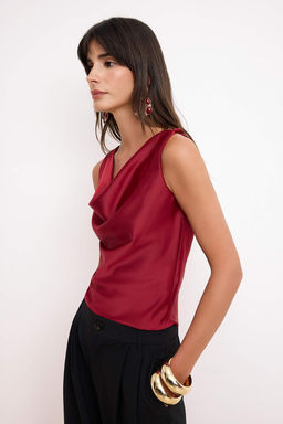 K?rm?z? Duz Degaje Yaka Kolsuz Dokuma Saten Bluz TPRSS26BZ00069