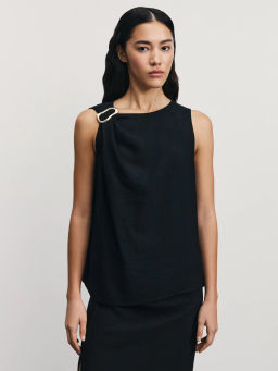 Блузка-топ с декоративной брошью из вискозы / Zarina  фото 3