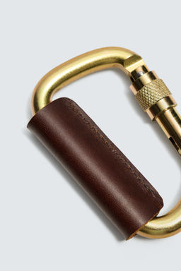 LEATHER CARABINER DETAIL AARON LEVINE X ZARA  фото 2