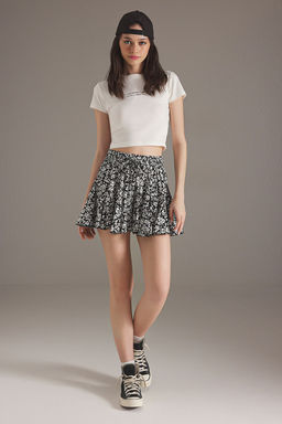 TRENDYOLMILLA Siyah F?rf?rl? Beli Lastikli Cicekli Sort & Bermuda TWOSS25SR00193 фото 3