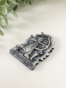 Магнит "Охотник с луком (барельеф)" 8 см