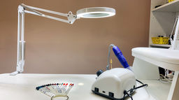 TLD-568 White/LED/300Lm/2700-5500K/Dimmer/X5 Светильник настольный c увеличительным стеклом, 5-ти кратное увеличение, 8W. Механический выключатель на шнуре. Белый. TM Uniel.