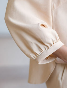 Укороченная блузка с V вырезом из плотного лиоцелла - Vilatte фото 2