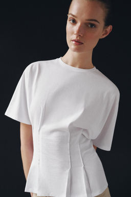 CAMISETA ENTALLADA PINZAS / Blanco
