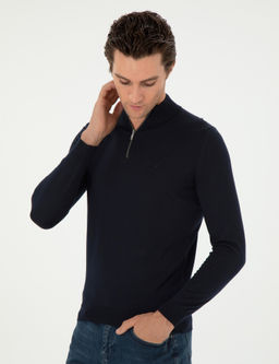 Темно-синий базовый свитер стандартной посадки