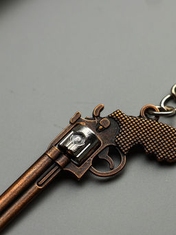 Цена за 12 шт. Брелок металл "Револьвер" крутится барабан МИКС 5,8х2,8х0,9 см