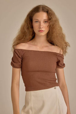 Приталенная футболка с короткими рукавами и открытыми плечами