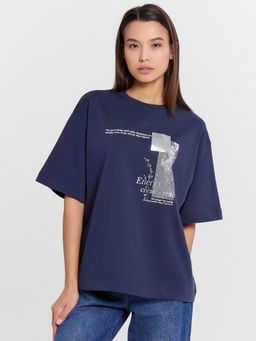 Футболка женская синяя с принтом Energy creates reality глубокий синий +печать1 112961 - Mark formelle фото 2