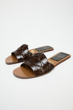 FLAT EMBOSSED LEATHER SANDALS