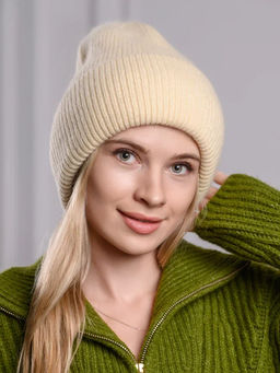 Теплая зимняя шапка бини из нежнейшей ангоры - Pretty mania фото 7