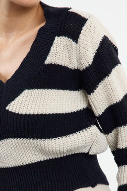 TRENDYOLMILLA Gri Crop V Yaka Cizgili Triko Kazak TWOAW25KZ00347