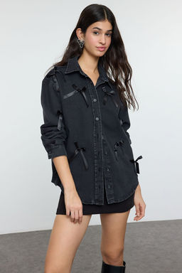 TRENDYOLMILLA Siyah Fiyonk/Kurdele Detayl? Denim Oversize Gomlek TWOSS25GO00002