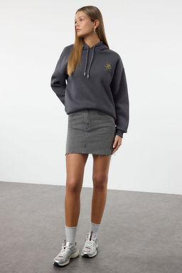 Antrasit Kal?n Ici Polarl? Kapusonlu Bask?l? Oversize/Genis Kal?p Orme Sweatshirt TWOAW24SW00136