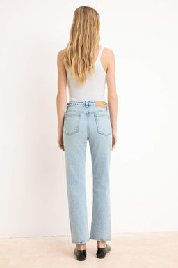 Koyu Mavi Yuksek Bel Az Esnek Mom Jeans TWOSS26JE00113 - Trendyolmilla фото 8